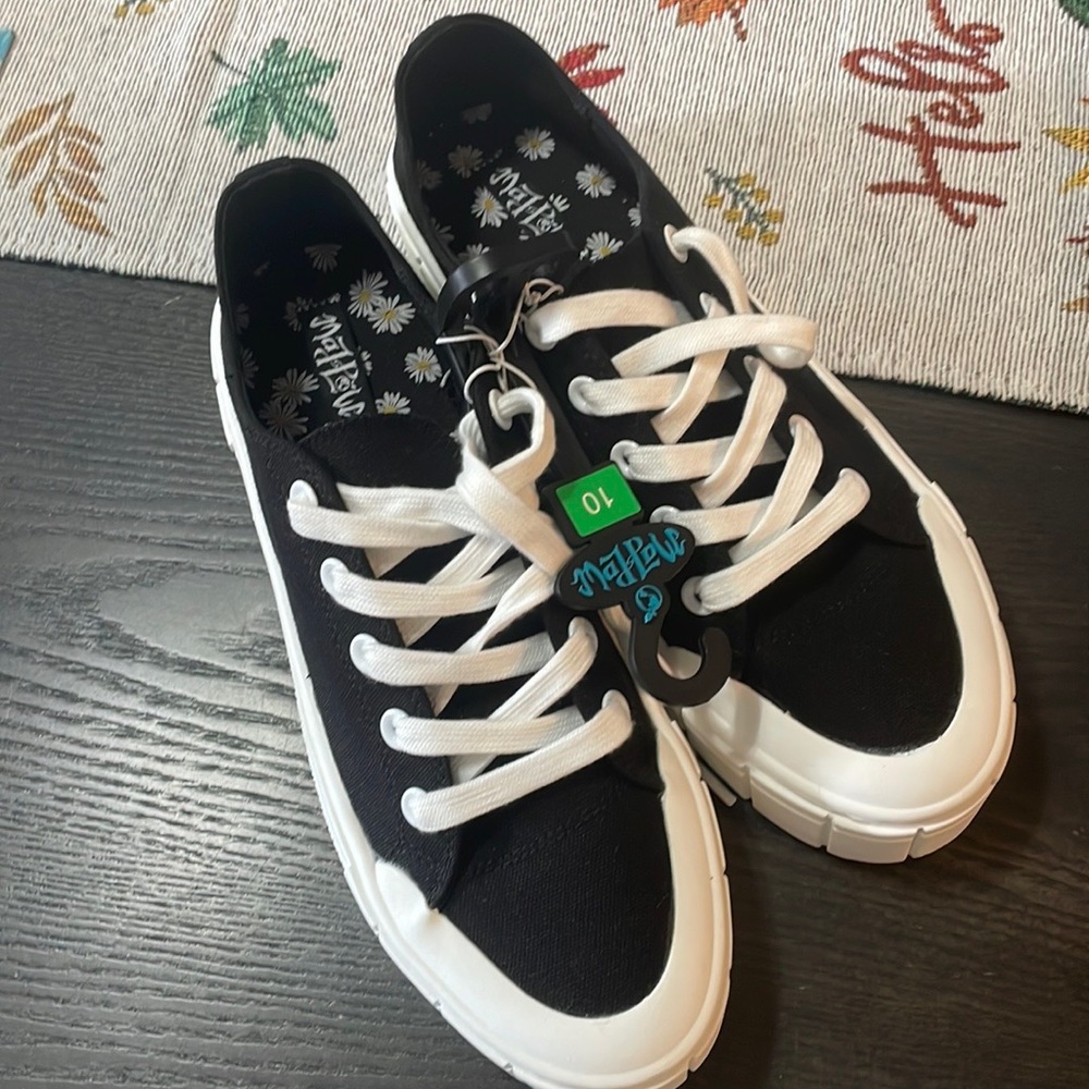 NWT. Canvas tennis shoes. Sz 10. Super Cute!